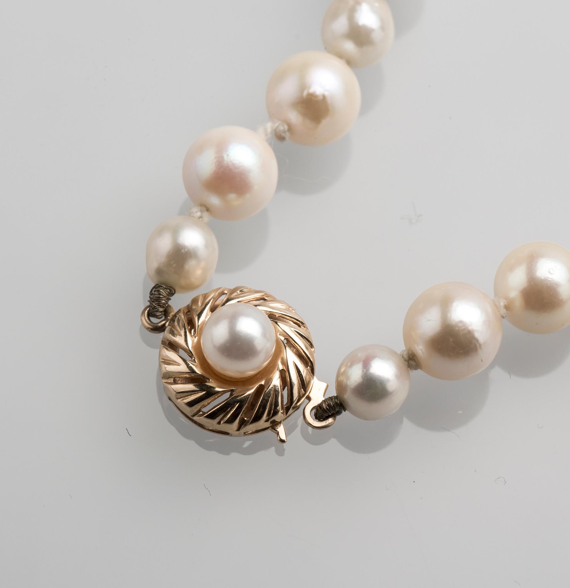 PÄRLCOLLIER, odlade pärlor med lås i 18 K guld.