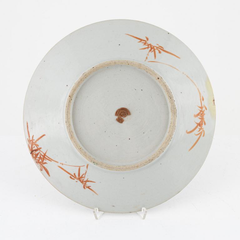 A porcelain dish, Qing dynasty, 19th century.