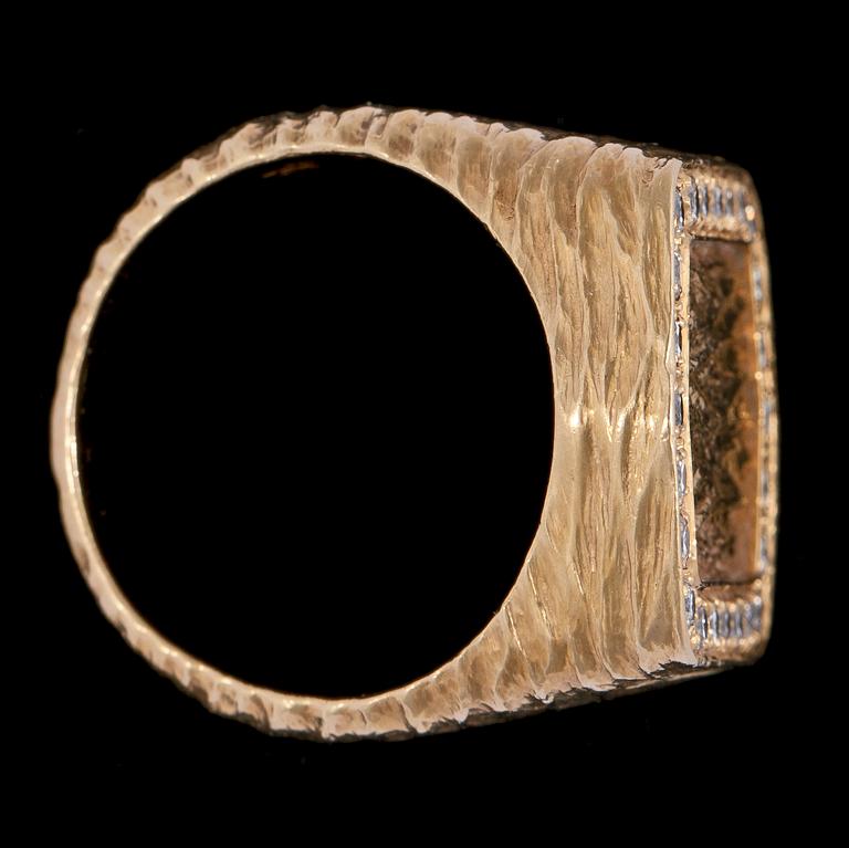 RING, IWC, guld med briljantslipade diamanter, tot. 0.72 ct.