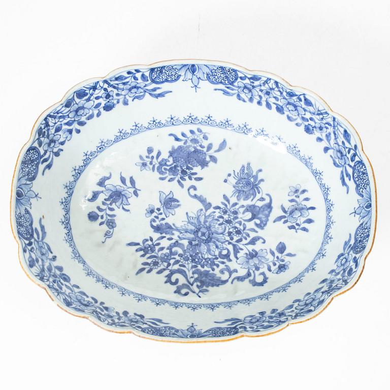 Stekfat, porslin. Qingdynastin, Qianlong (1736-95).