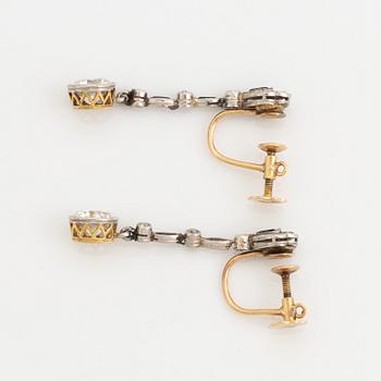 Örhängen, ett par, med briljantslipade diamanter.