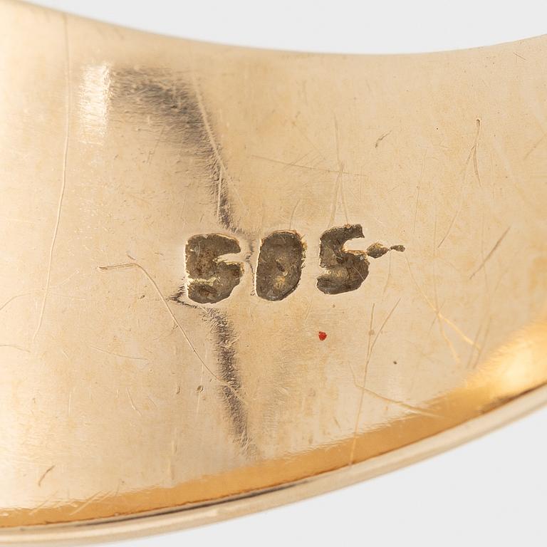 Ring in 14K gold with three round brilliant-cut diamonds.