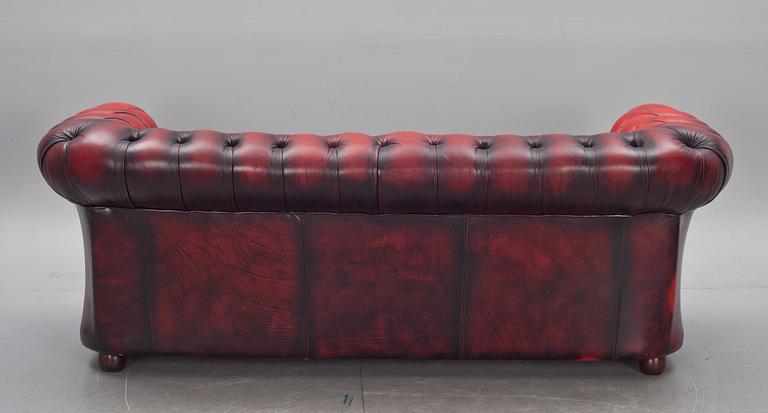 SOFFA OCH FÅTÖLJ, Winchester England. 1900-talets andra hälft. Sk. Chesterfield-modell.