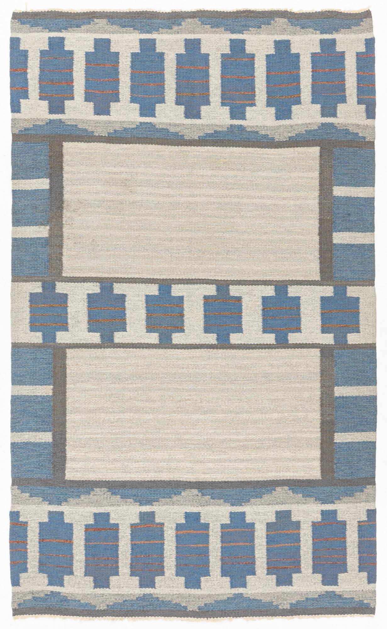 A white and blue Swedish flat weave carpet, ca 232 x 141 cm. - Bukowskis