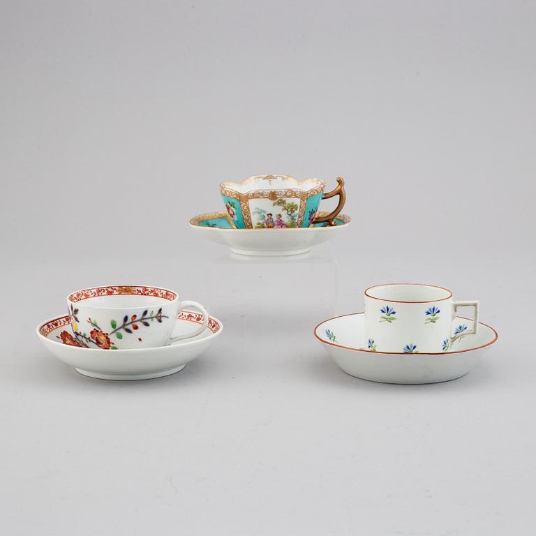 Koppar med fat, 1+1+1 st. Porslin, bl a Meissen, omkring 1800.