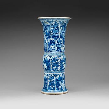 528. A large blue and white vase, Qing dynasty, Kangxi (1662-1722).
