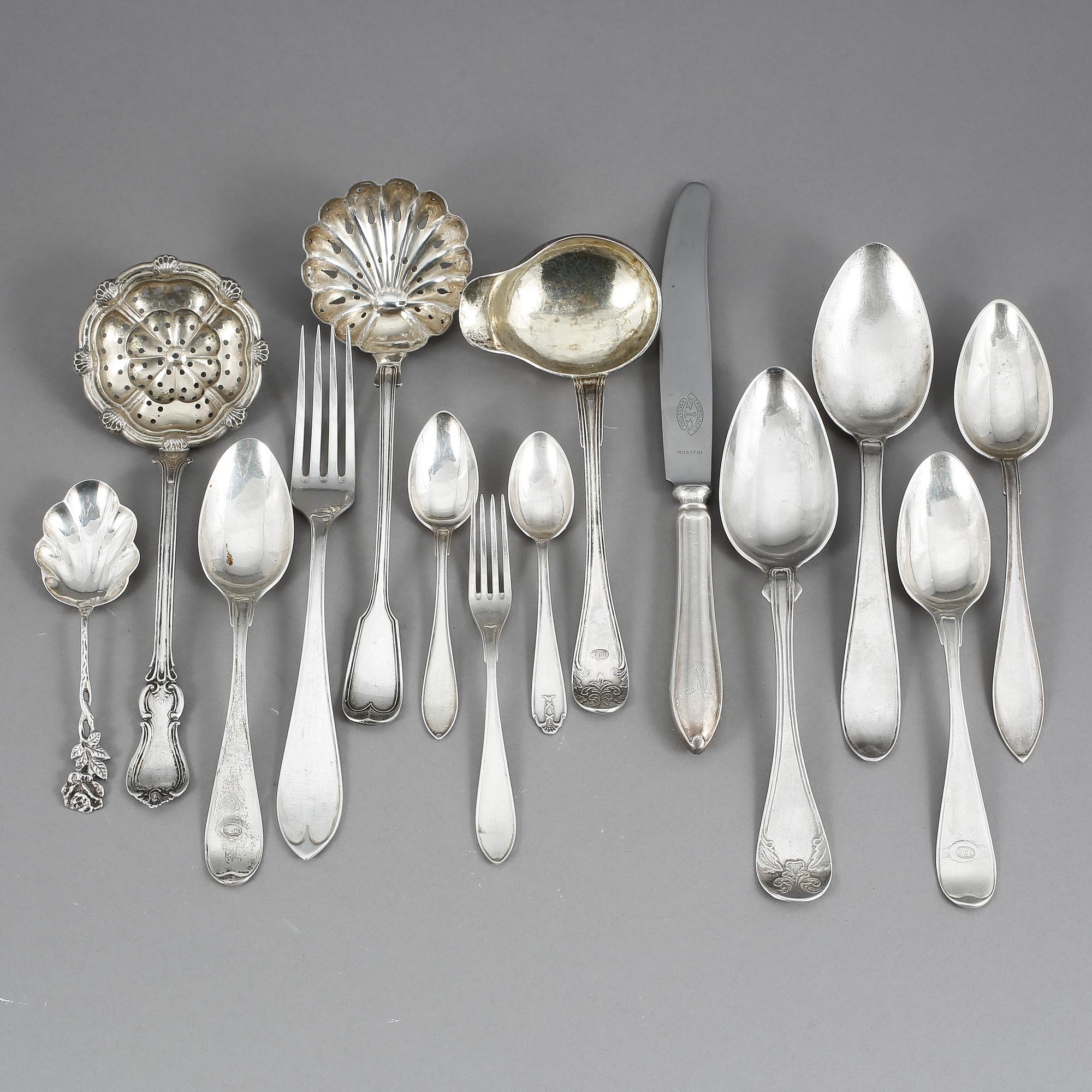 PARTI SILVERBESTICK, 23 delar, 1800-1900-tal. Silvervikt tot ca 711 gram.