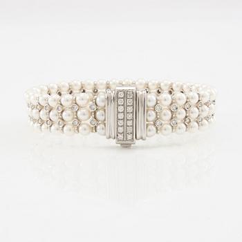 Bracelet 18K white gold with cultured pearls and round brilliant-cut diamonds.