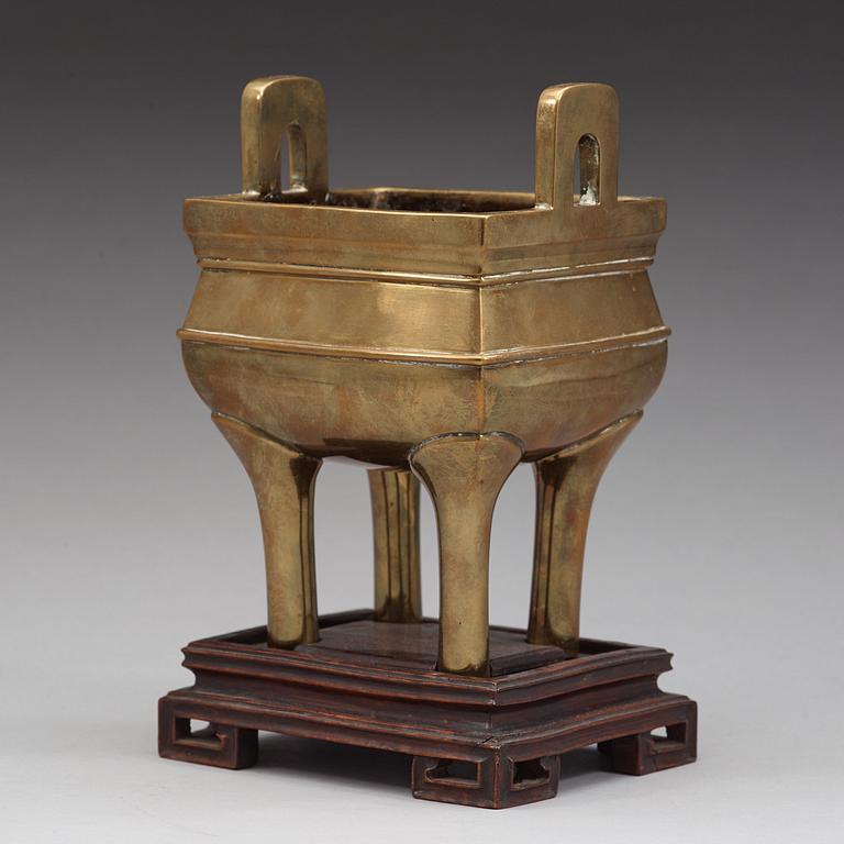 RÖKELSEKAR, polerad brons. Sen Qingdynasti (1644-1912).