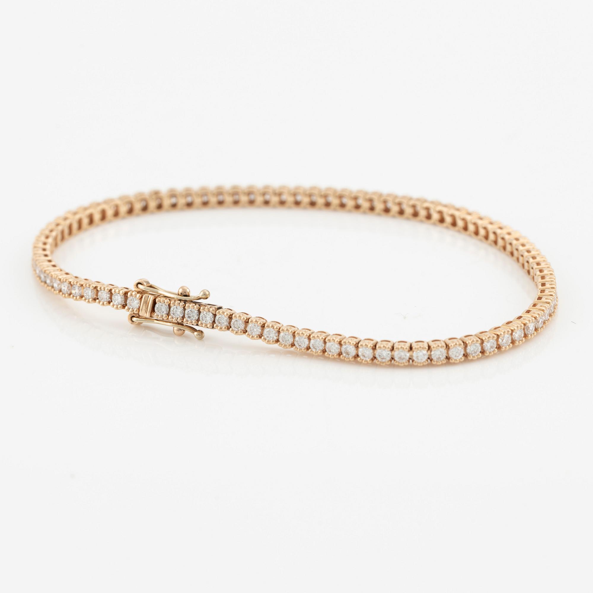 Tennis bracelet with brilliant-cut diamonds.