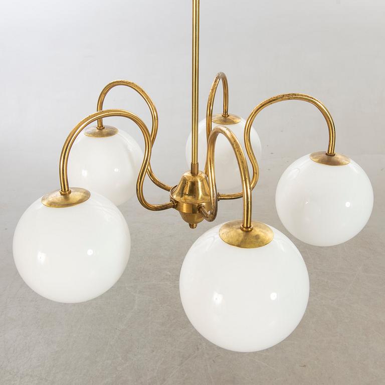 Taklampa, 1900-talets andra hälft. Mässing och glas.
