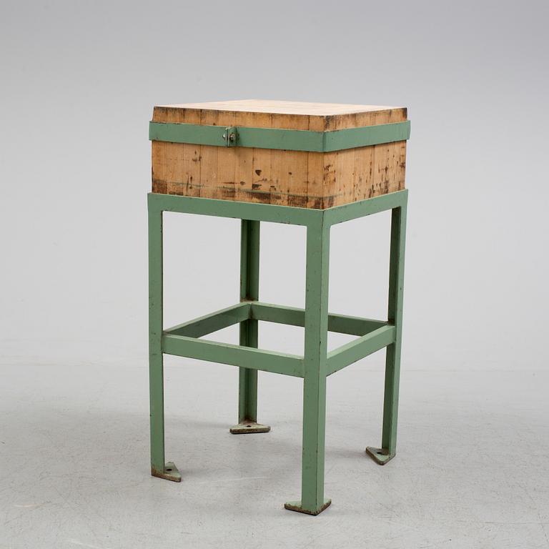 STYCKBÄNK/HUGGKUBBE, 1900-tal.
