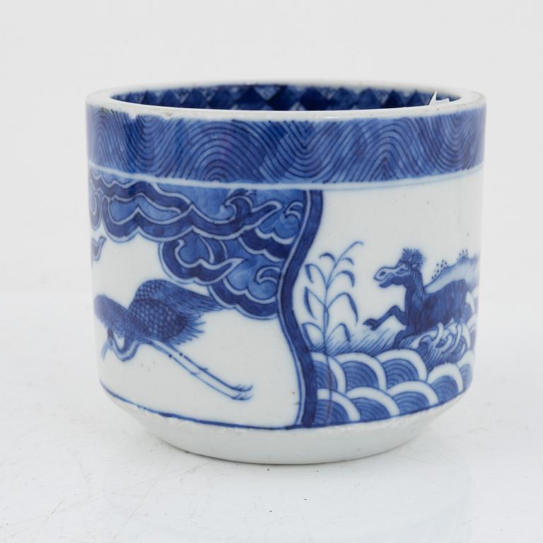 A blue and white Chinese porcelain pot, Qing dynasty, Daoguang (1821-1850).