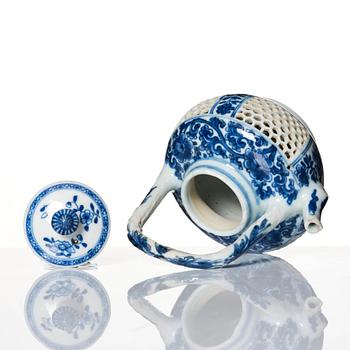 A blue and white tea pot, Qing dynasty, Kangxi (1662-1722).