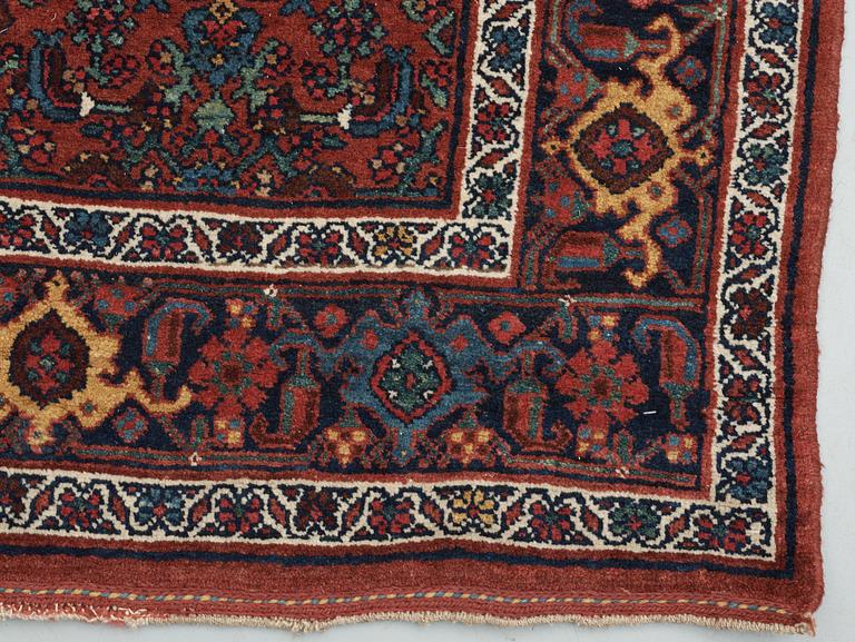 SEMI-ANTIQUE BIDJAR. 224,5 x 140 cm (plus 1-1,5 cm flat weave at each end).