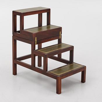 A mahogany library ladder forming a table, England, 20th century.