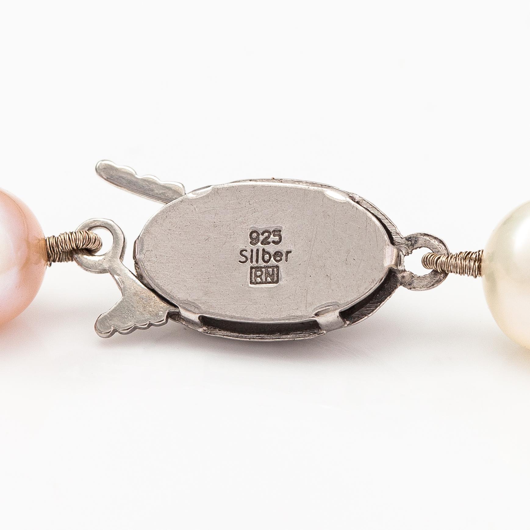 A pearl collier with cultured pearls and sterling silver lock.