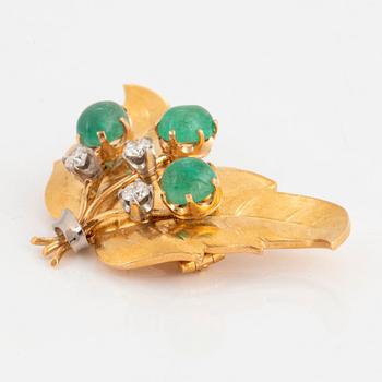 Brosch 18K guld med smaragder och runda briljantslipade diamanter, i form av löv.