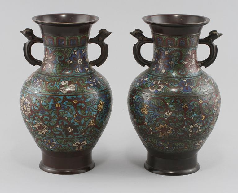 URNOR, ett par, cloisonné, orientaliska, 1900-tal.