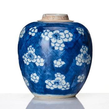 A blue and white tea caddy, Qing dynasty, Kangxi (1662-1722).