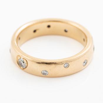 Ring, 18K gold with brilliant-cut diamonds.