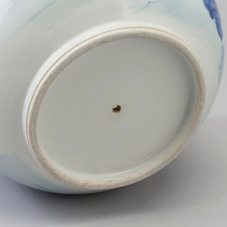 A blue and white flower pot, China, circa 1900.