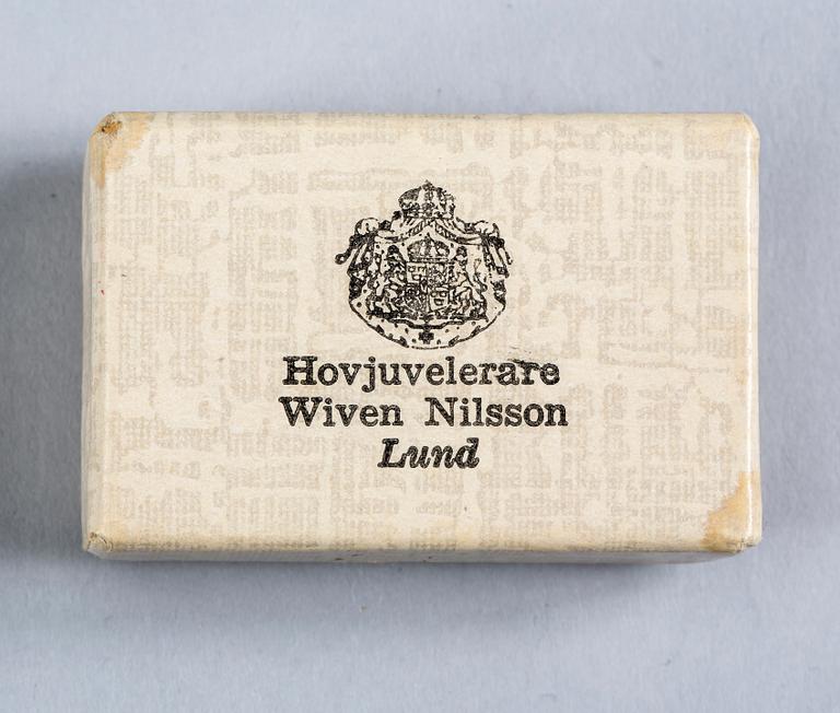 RING, 18 k vitguld med vita stenar, troligtvis bergkristall, Wiwen Nilsson, 1947. Vikt ca 6 g.