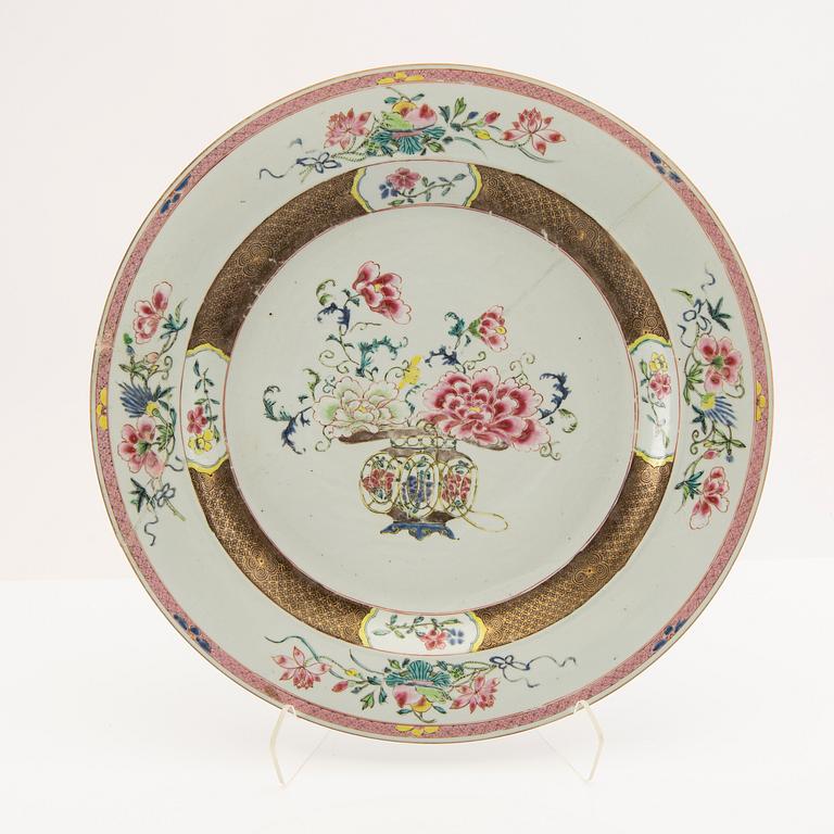 A famille rose dish, Qing dynasty, 18th Century.