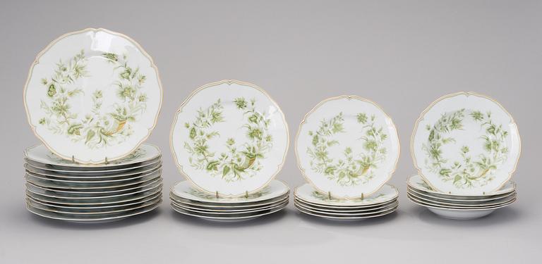 A SET OF 39 PCS PORCELAIN TABLEWARE by Haviland Limoges, France 1950s.