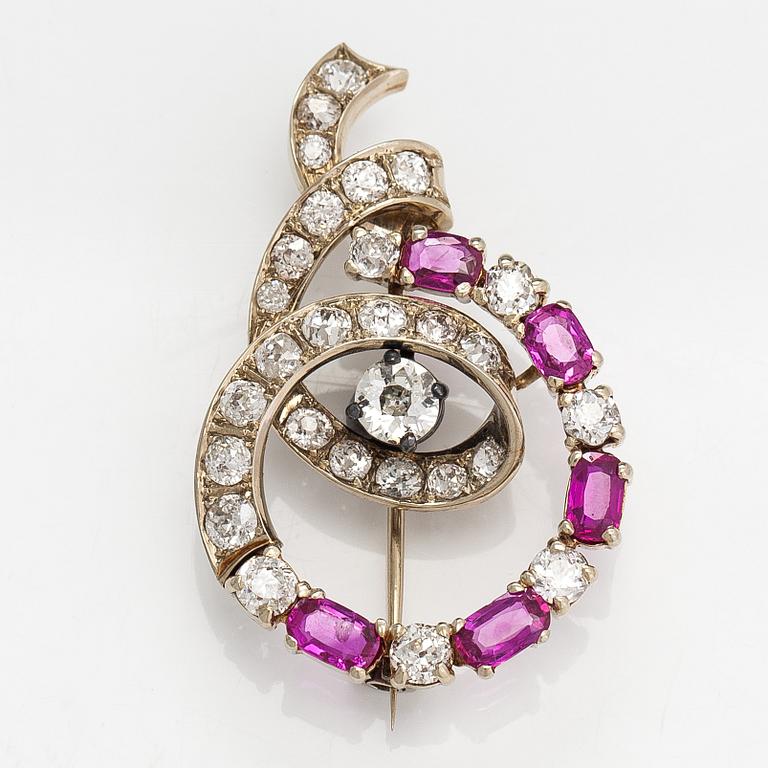 An 18K white gold and silver brooch with old-cut diamonds ca.3.90 ct in total and rubies.