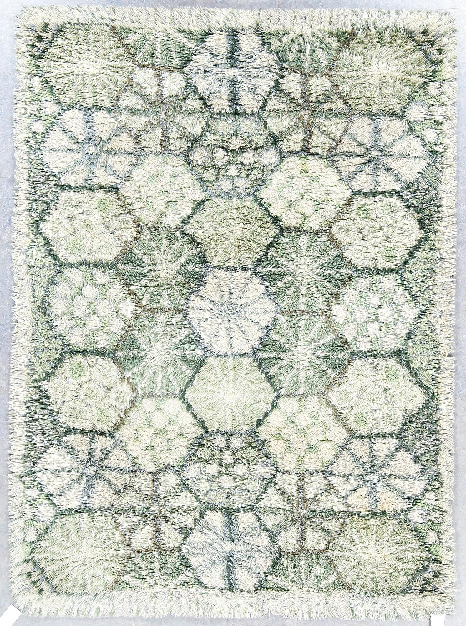 MATTA, rya, "Stjärnorp Grön", Marianne Richter, Östergyllen. Ca 137 x 200.