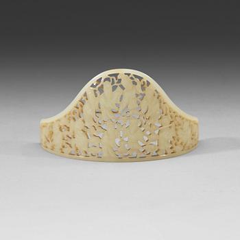 32. A white nephrite carved hair adornment, late Qing dynasty (1644-1912).
