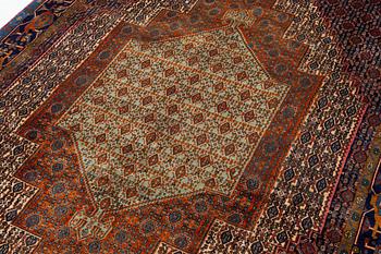 A Senneh carpet approx. 305 x 196 cm.