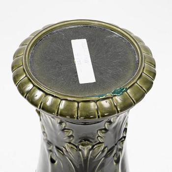 A  ceramic pedestal with flowerpot from around the year 1900.