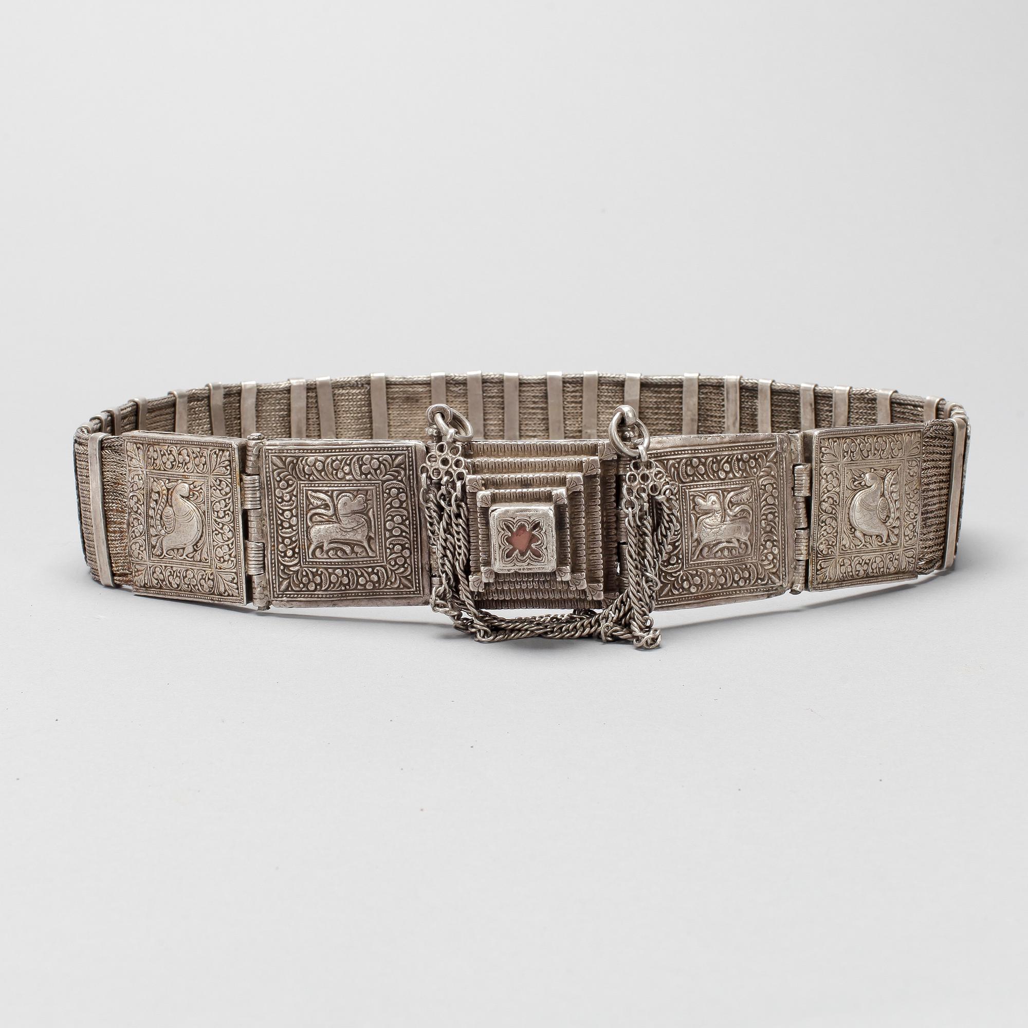 BÄLTE, silver, enligt uppgift Saudiarbien. Totalvikt ca 950g.