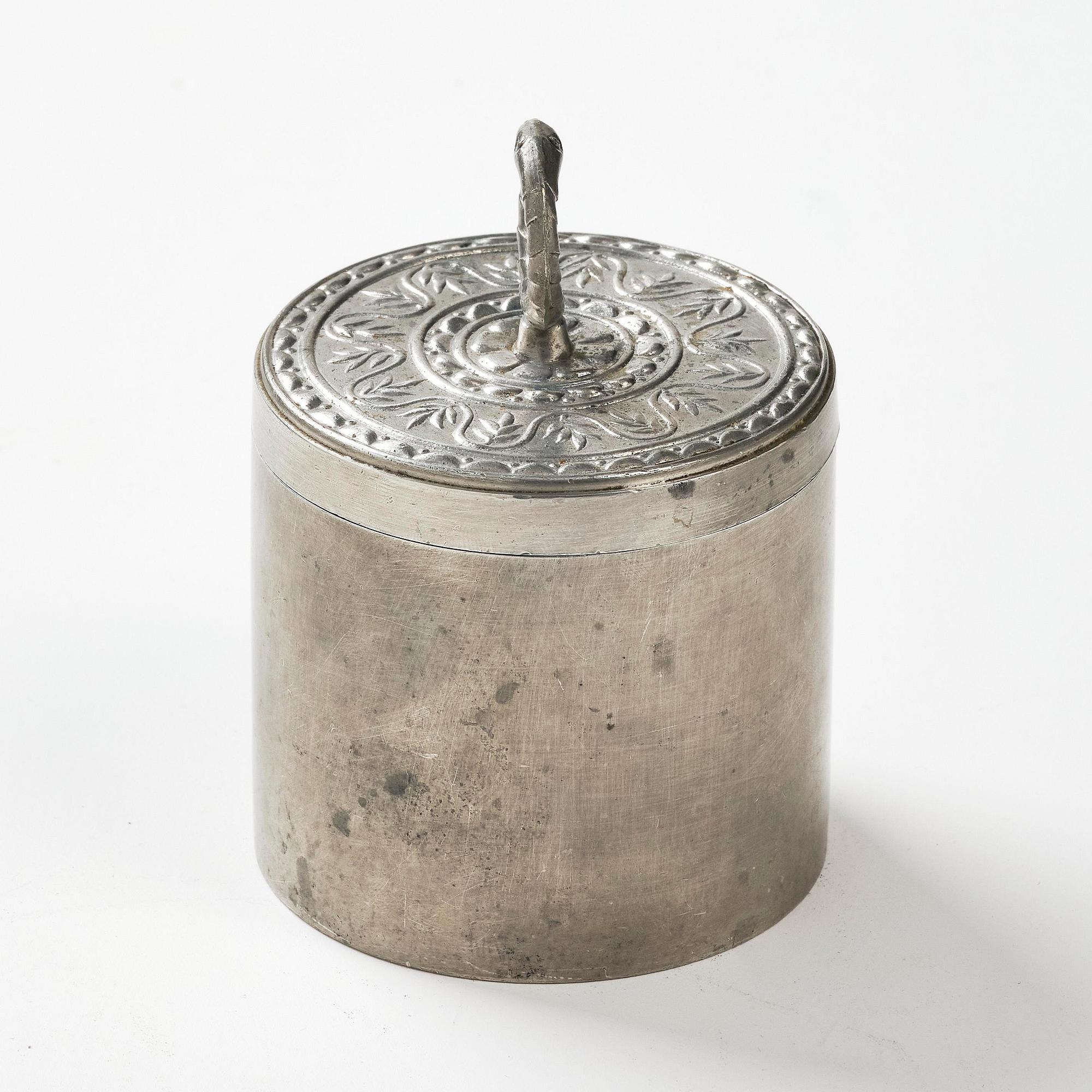 Firma Svenskt Tenn, a lidded pewter box model "A 742", Stockholm, 1929.