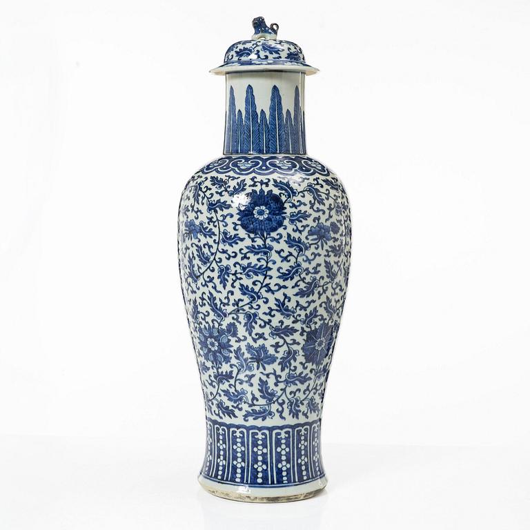 A large blue and white 'floral' vase with cover, Qing dynasty, 19th century.
