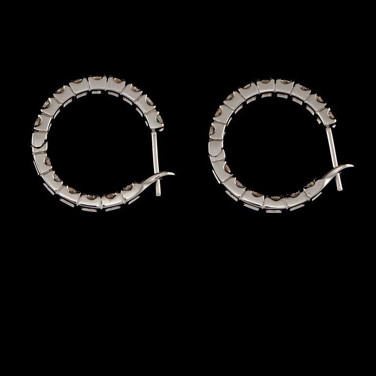 ÖRHÄNGEN, 18k vitguld med 30 briljantslipade diamanter, ca 2.09 ct. Vikt 3 g.