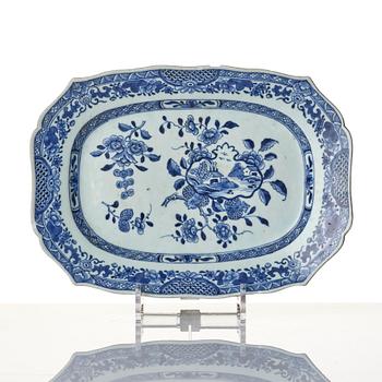 A blue and white serving dish, Qing dynasty, 18th century.
