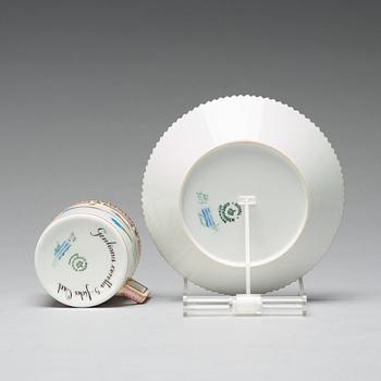 KAFFEKOPPAR med FAT, åtta stycken, porslin. "Flora Danica", Royal Copenhagen, Danmark.