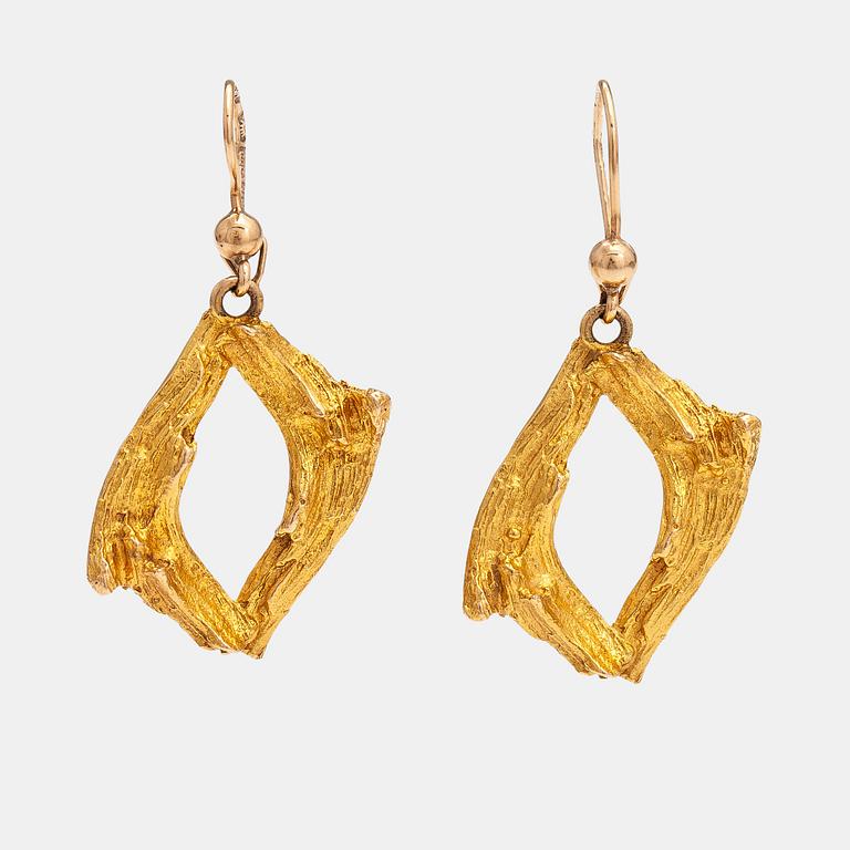 Helky Juvonen, A pair of 14K gold earrings. Westerback, Helsinki 1972.