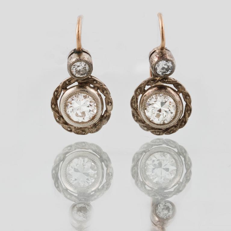 ÖRHÄNGEN, 14K guld och silver med 4 äldre briljantslipade diamanter. Vikt 4,4 gram.