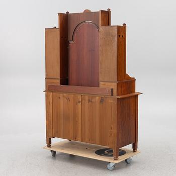 Byrå med uppsats, 1900-talets första hälft.