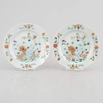 A set of five famille rose dishes, and two small dishes, Qing dynasty, Qianlong (1736-95).