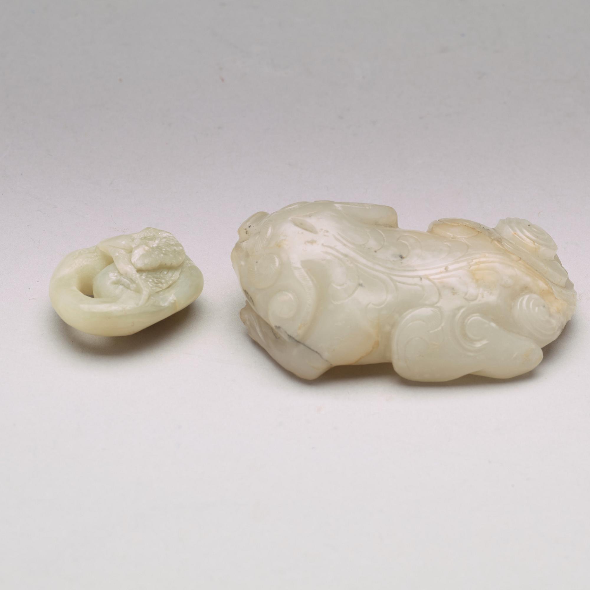 FIGURINER, två stycken, nefrit. Troligen sen Qing dynasti (1644-1912).