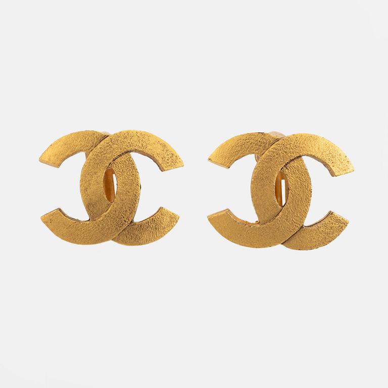 Chanel, a pair of gold tone clip-on earrings.