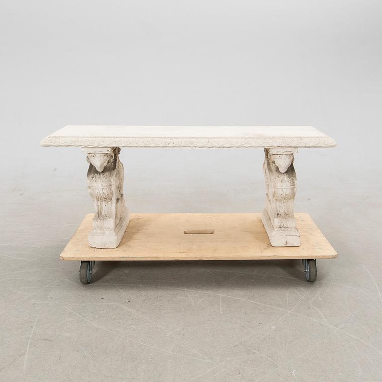 Trädgårdsbänk, betong, 1900-tal.