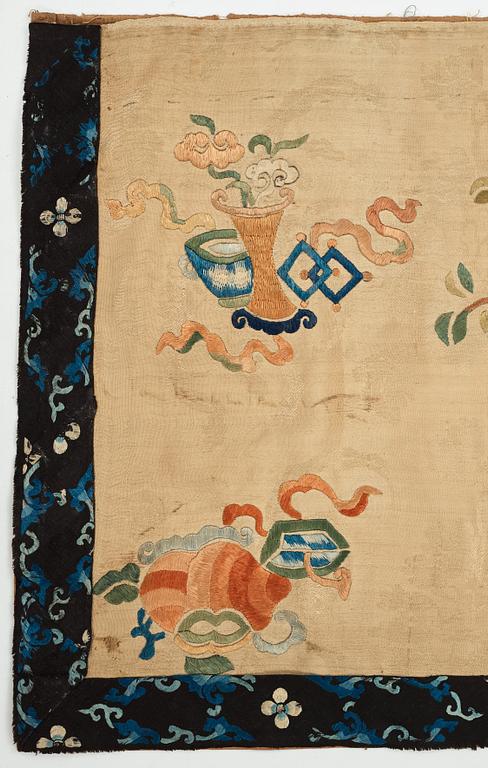 PARTI TEXTILIER, broderat siden. Qing dynastin.