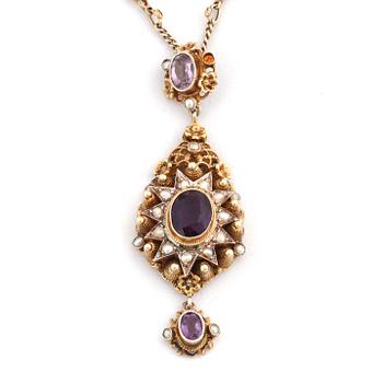 GARNITYR, 3 delar, förgyllt silver med fasettslipade ametister samt odlade pärlor, importstämplat. Vikt 828 g.