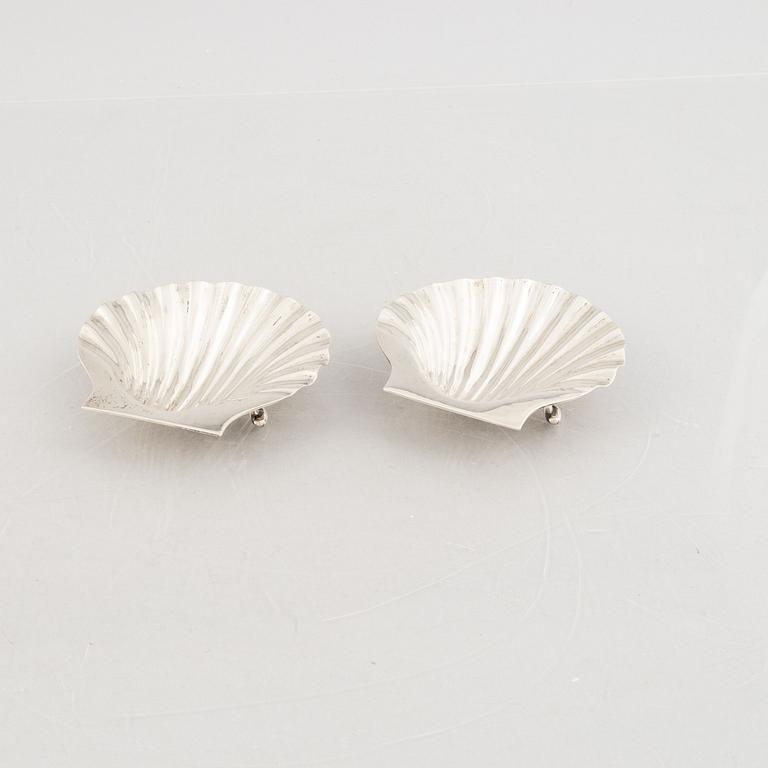 A pair of silver shell-shaped bowls, mark of Robert Dicker, London 1892.